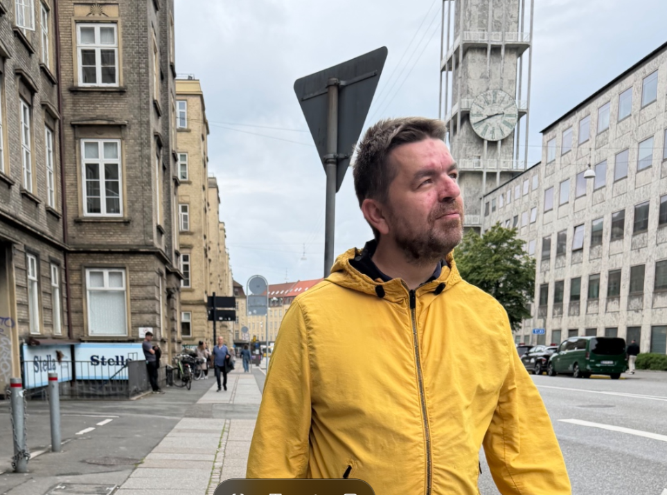 Morten Kaj i gul jakke foran Aarhus Rådhus